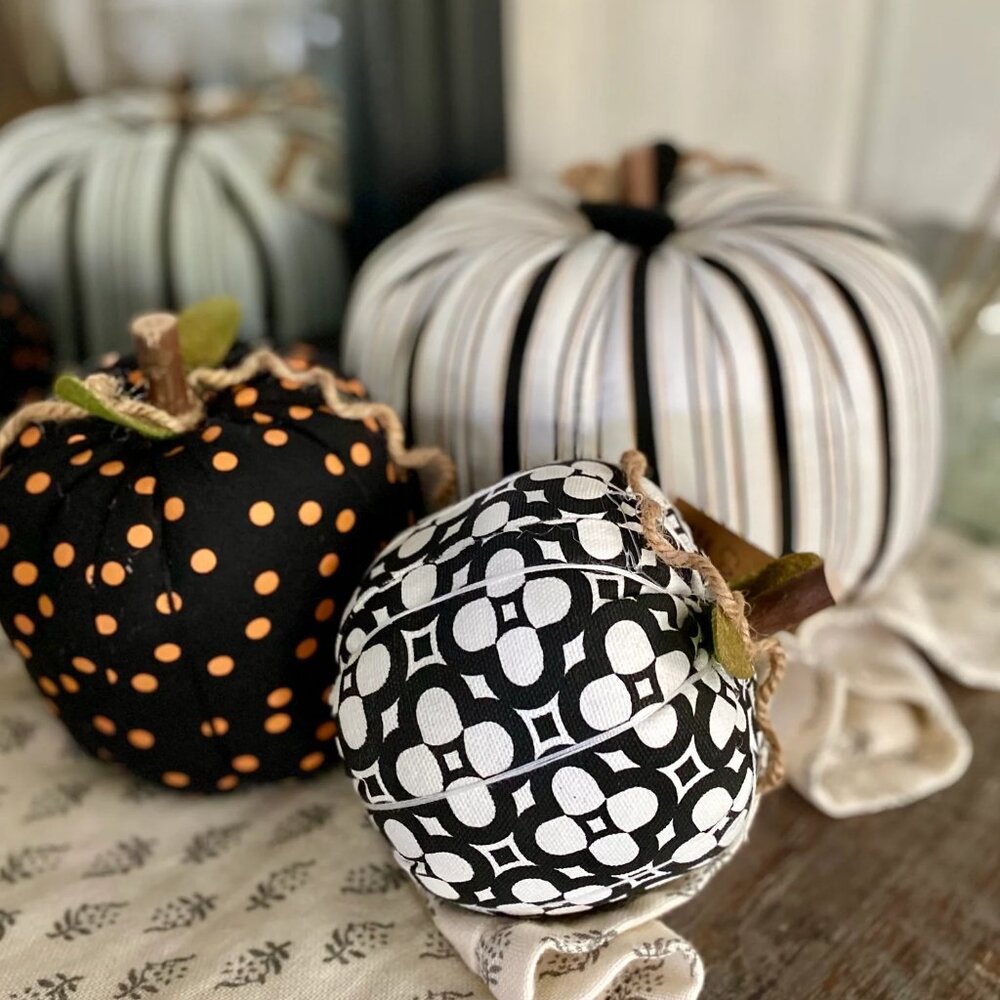 Patterned Fabric Pumpkin/Black & White Sarah Pattern-Medium/NWT - Picture 2 of 10